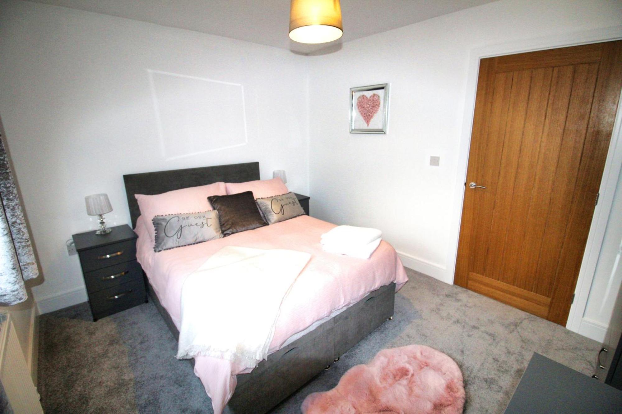 Rotherham - Rawmarsh - Great Customer Feedback - 2 Bed Bungalow - New Build - High End Furnishings - Wheel Chair Accessible - Large Enclosed Garden - Dog Friendly ภายนอก รูปภาพ