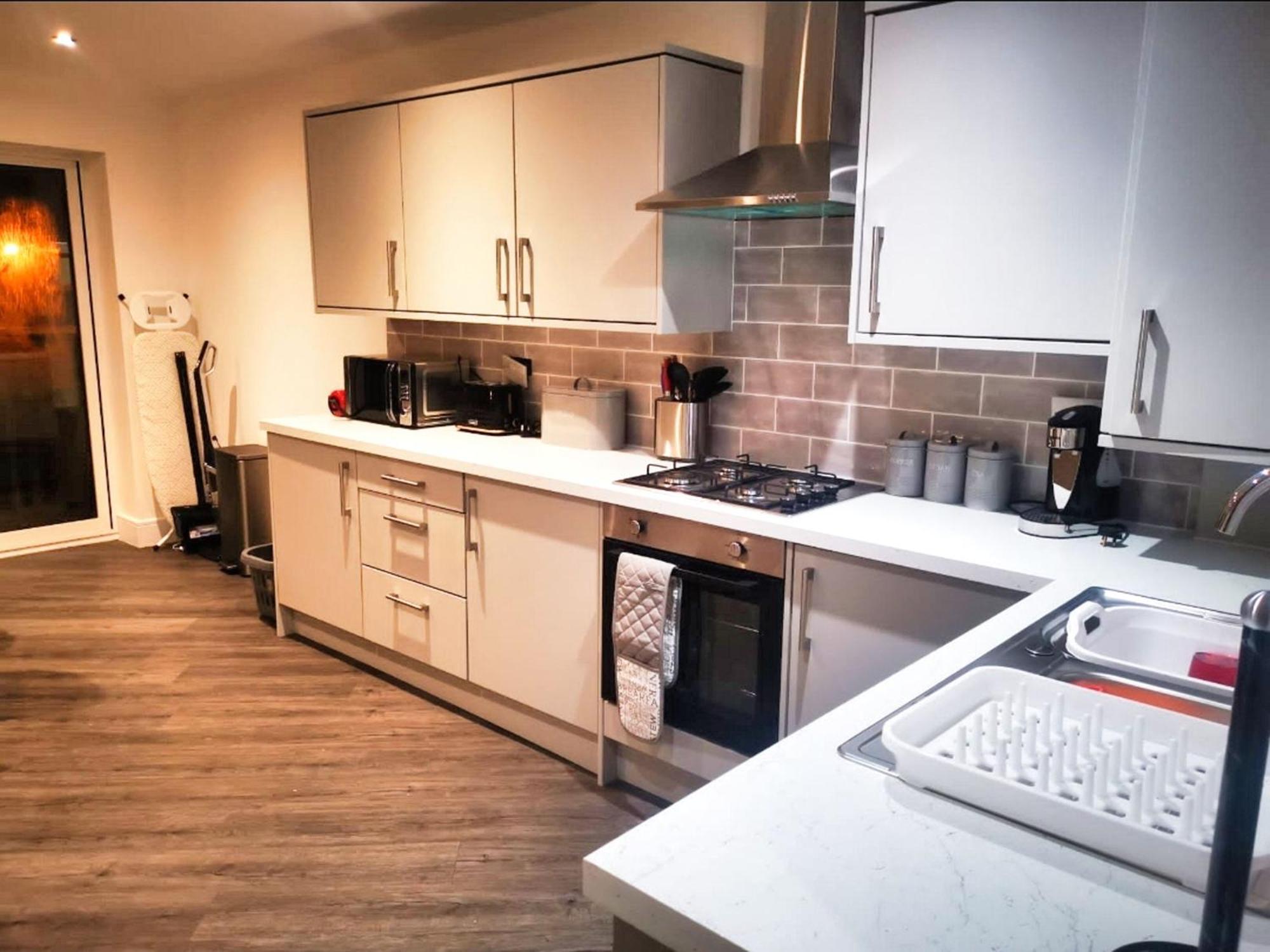 Rotherham - Rawmarsh - Great Customer Feedback - 2 Bed Bungalow - New Build - High End Furnishings - Wheel Chair Accessible - Large Enclosed Garden - Dog Friendly ภายนอก รูปภาพ